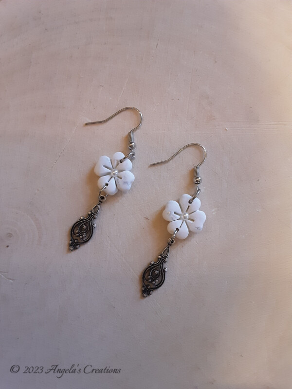 Small White Marbled Flower Dangle Earrings - 7568