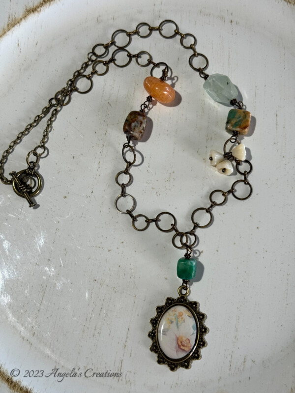 VintageStyleFloweredBezelNecklace